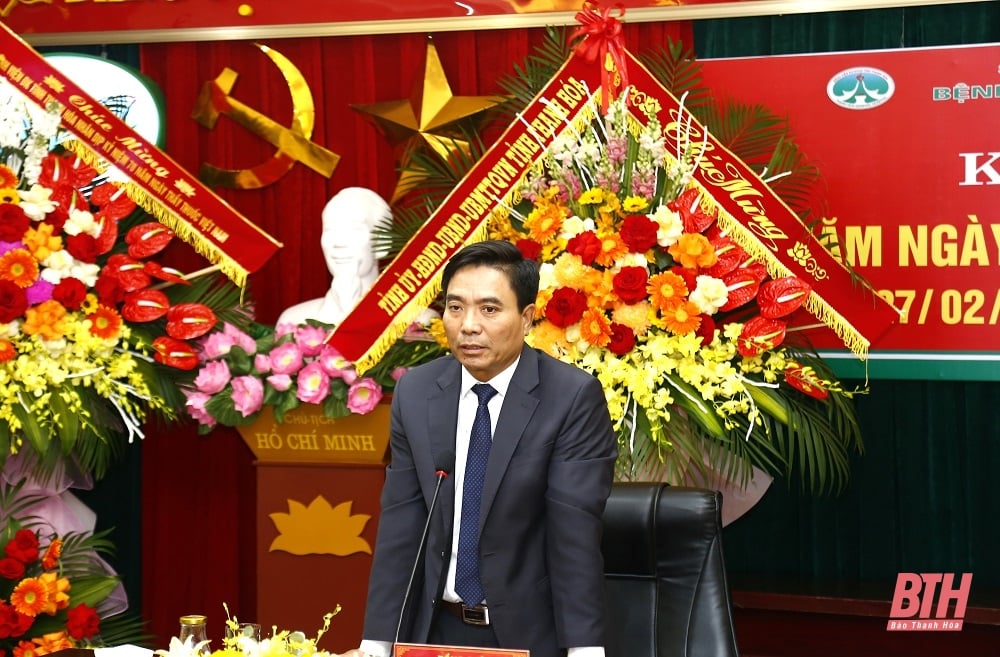 Provincial Party Secretary Nguyen Doan Anh congratulates the health sector on Vietnamese Doctors' Day