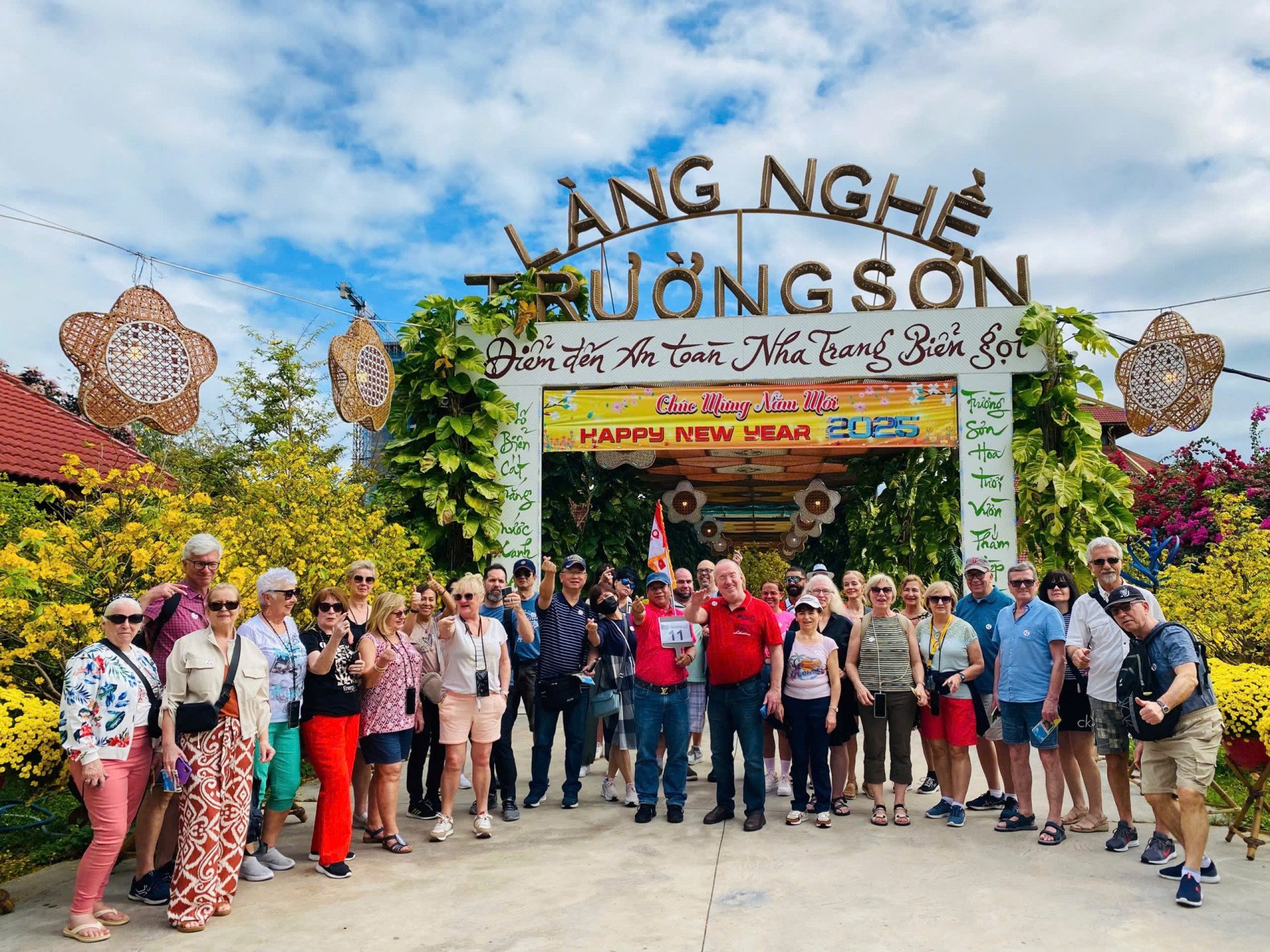 Kreuzfahrtpassagiere besuchen das Handwerksdorf Truong Son.