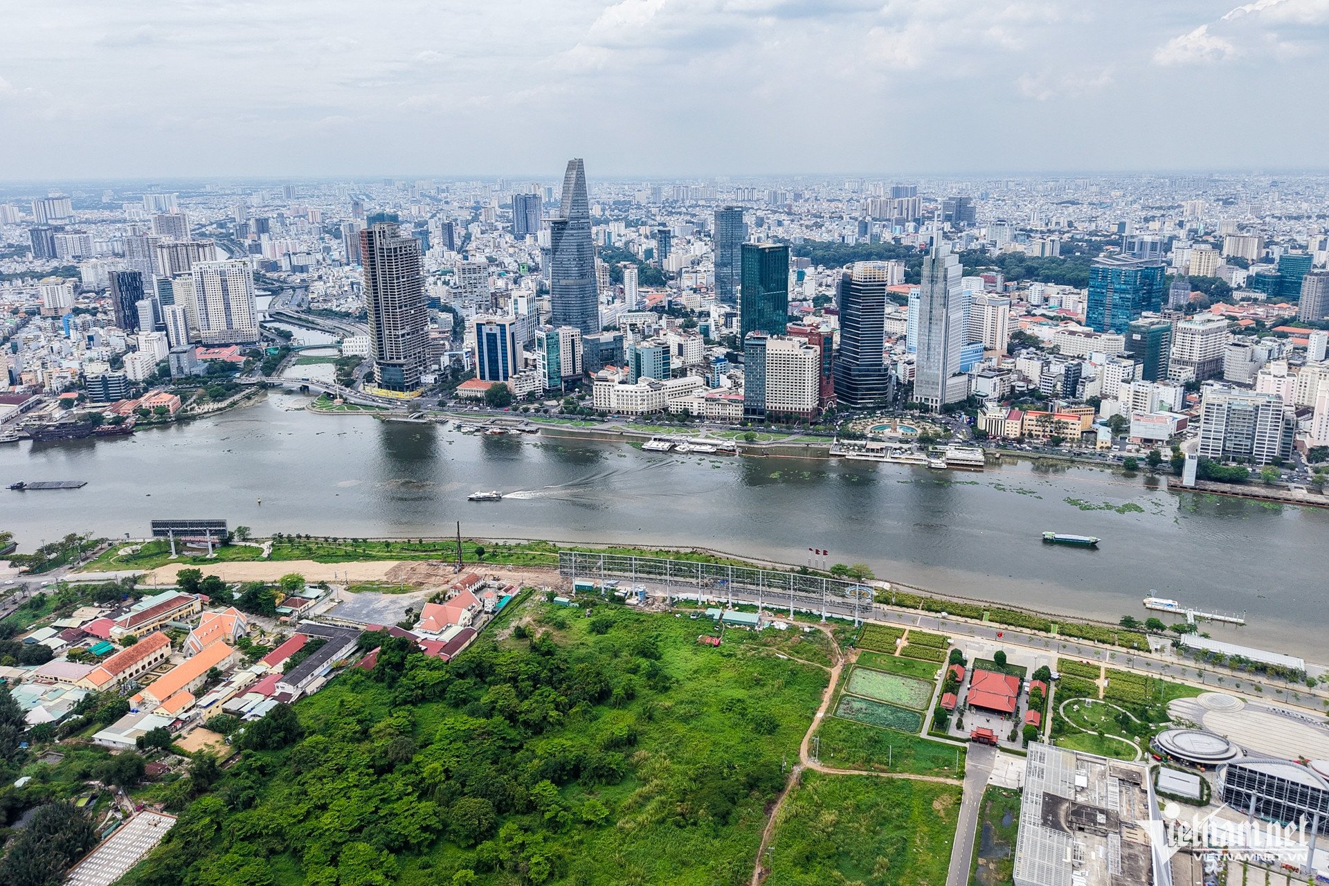 Close-up of the place where a trillion-dollar pedestrian bridge will be built across the Saigon River