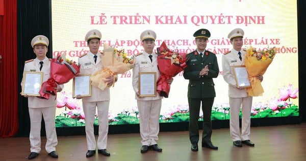 Hanoi City Police established a team to examine and issue driving licenses.