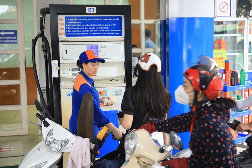 Le prix de l'essence baisse, le RON 95-III est proche de 21 000 VND le litre