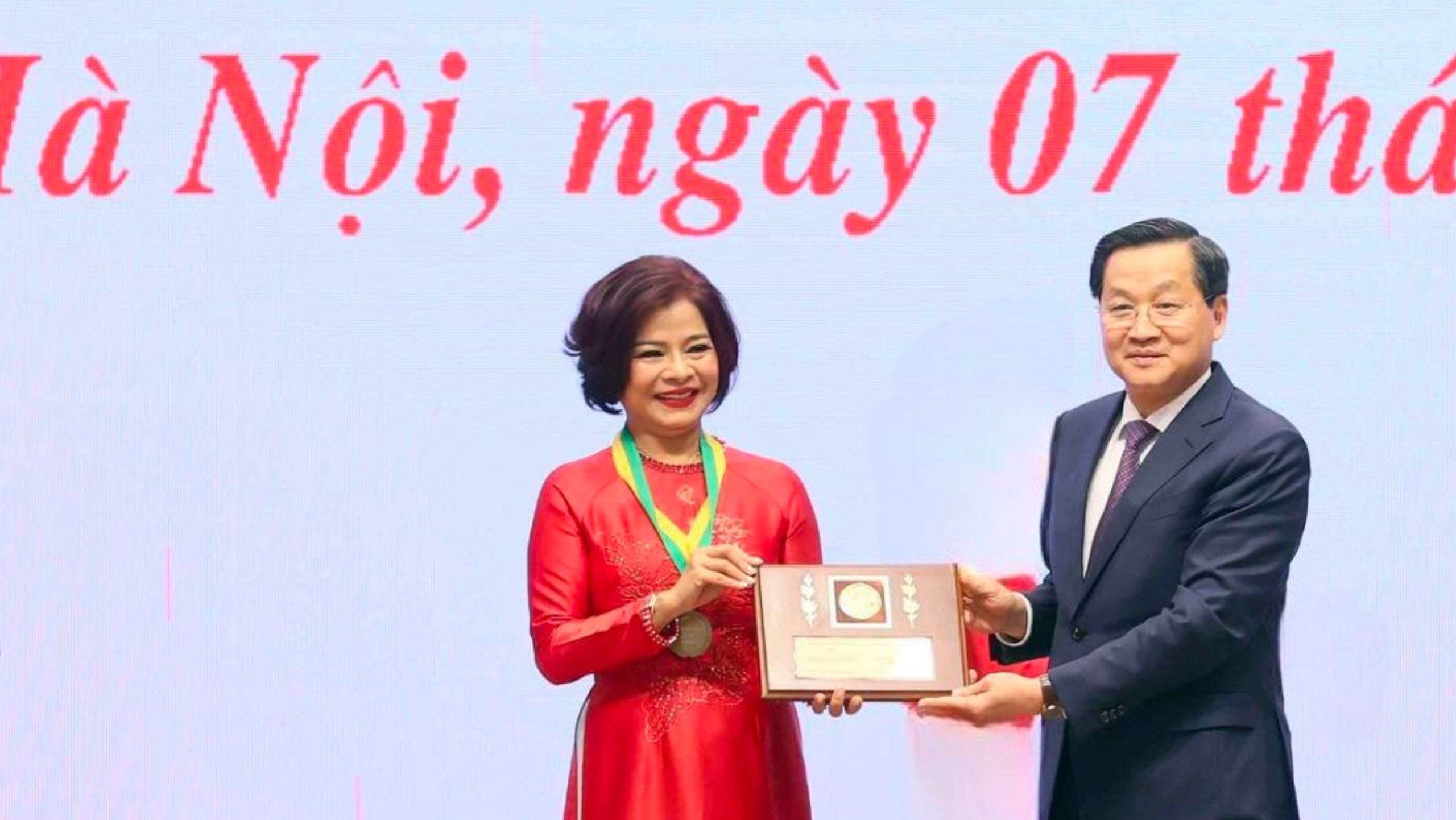 El Profesor Asociado, Dr. Dao Viet Ha, Director del Instituto de Oceanografía, tuvo el honor de recibir el Premio Kovalevskaia.