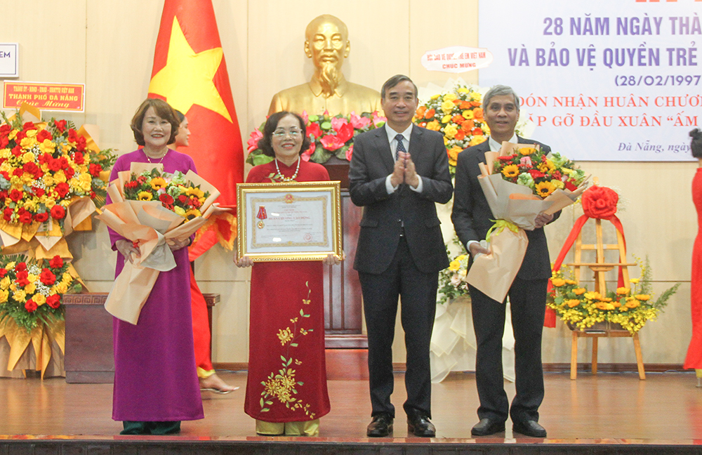 Hội Từ thiện và Bảo vệ quyền trẻ em thành phố đón nhận Huân chương Lao động hạng Nhất