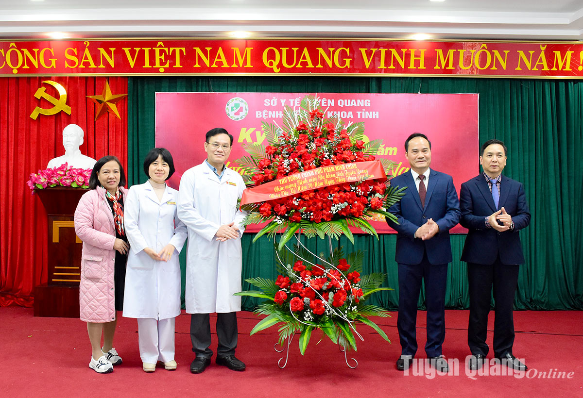 Vice Chairman of the Provincial People's Committee Hoang Viet Phuong congratulated the Provincial General Hospital on Vietnamese Doctors' Day