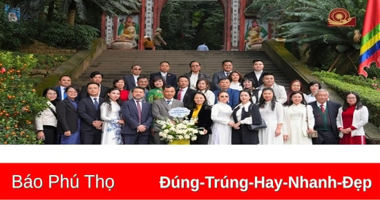 The Global Vietnam National Ancestral Day Project Board offers incense to commemorate the Hung Kings