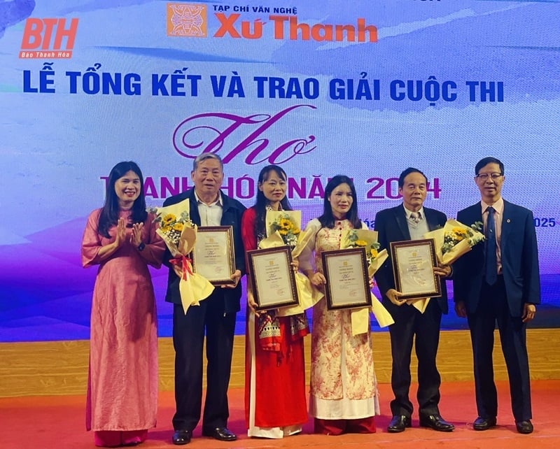 Thanh Hoa 문학 및 예술 잡지에 게재된 Thanh Hoa 시 콘테스트 2024 요약 및 시상식과 Good Short Story 콘테스트 2025 출범