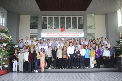 Retired officials visit Long An International Port