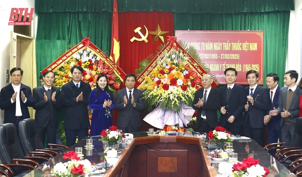 Provincial Party Secretary Nguyen Doan Anh congratulates the health sector on Vietnamese Doctors' Day