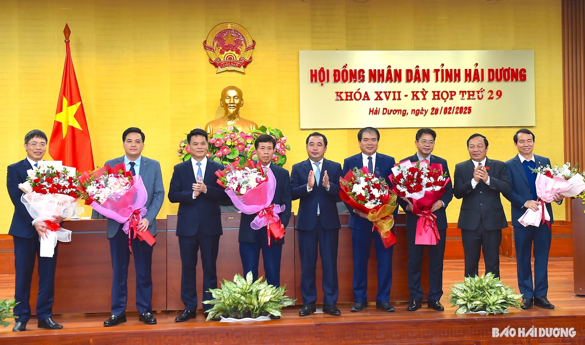 Les dirigeants de la province de Hai Duong ont offert des fleurs pour féliciter les camarades qui ont été récemment démis de leurs fonctions et élus comme membres supplémentaires du Comité populaire provincial.