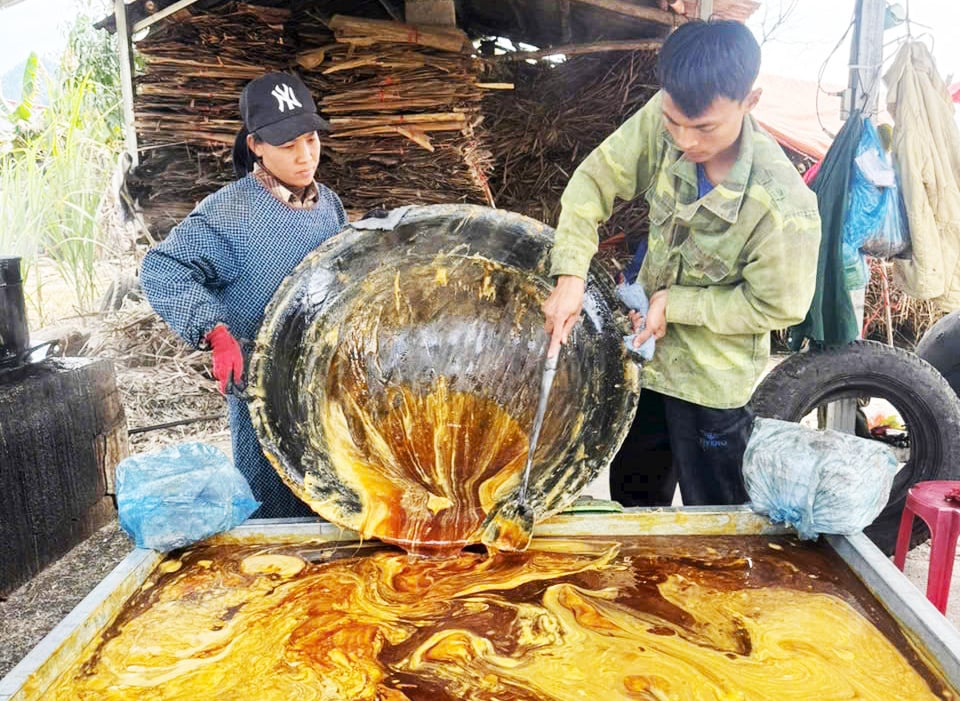 Viele Menschen vertrauen den braunen Zuckerprodukten von Bo To (Quang Hoa).