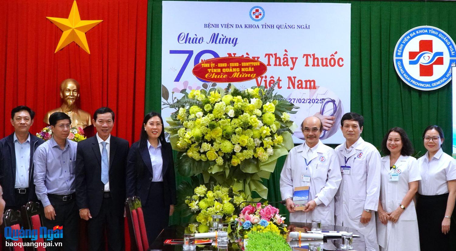 Visite, presente flores y felicite al personal médico de la Junta de Protección y Atención Sanitaria de la Provincia de Quang Ngai.