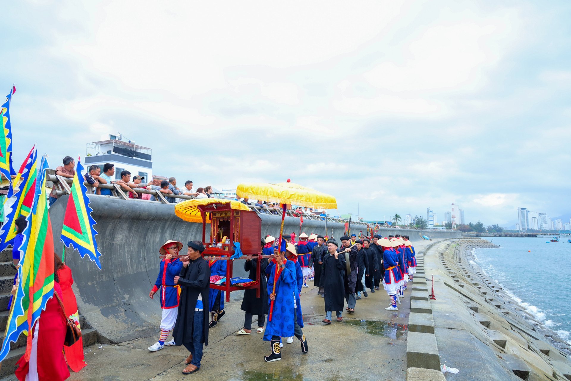 La procesión para darle la bienvenida desde el mar hasta la casa comunal y el mausoleo de Truong Tay.