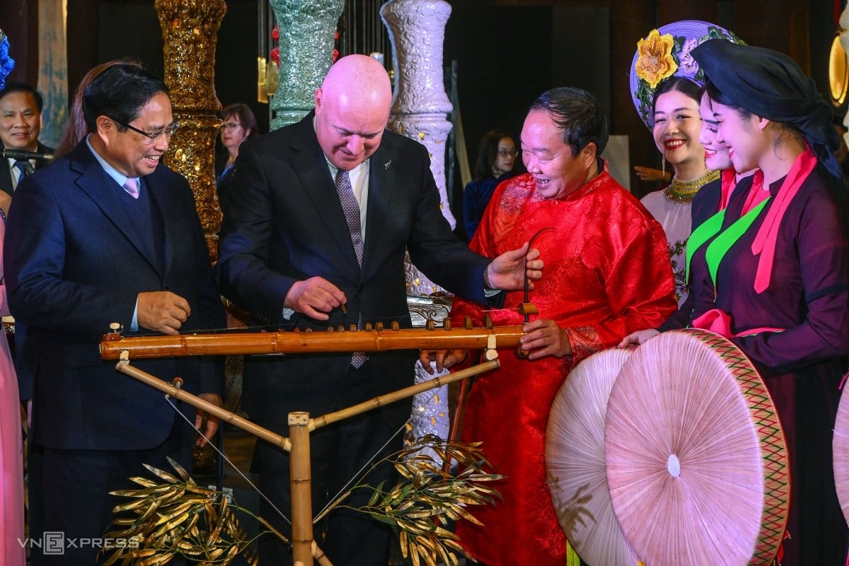 New Zealand Prime Minister chews betel and experiences playing the monochord at the Temple of Literature