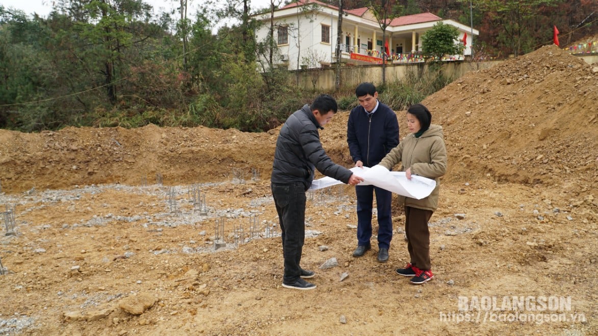 Leaders of Hoa Cu Commune People's Committee inspect the site clearance work of the Commune Police Headquarters Construction Project