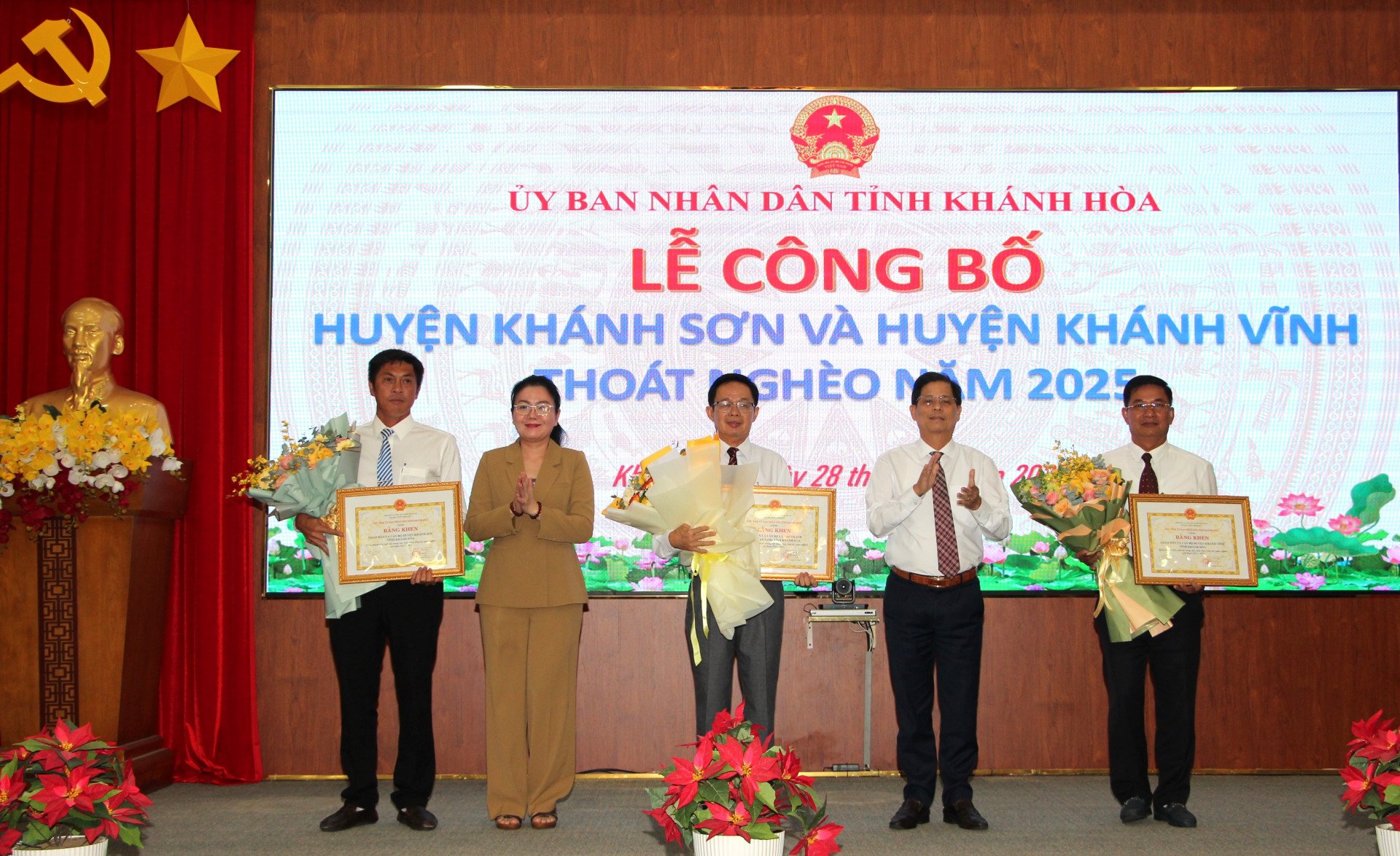 Los camaradas Nguyen Tan Tuan y Pham Thi Xuan Trang entregaron certificados de mérito al distrito de Khanh Son, el distrito de Khanh Vinh y la comuna de Van Thanh.