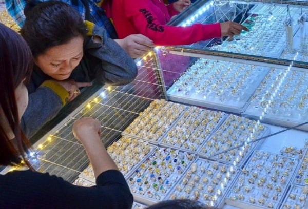 El precio del oro cayó bruscamente hoy 28/2, los inversores se quejaron hasta el cielo