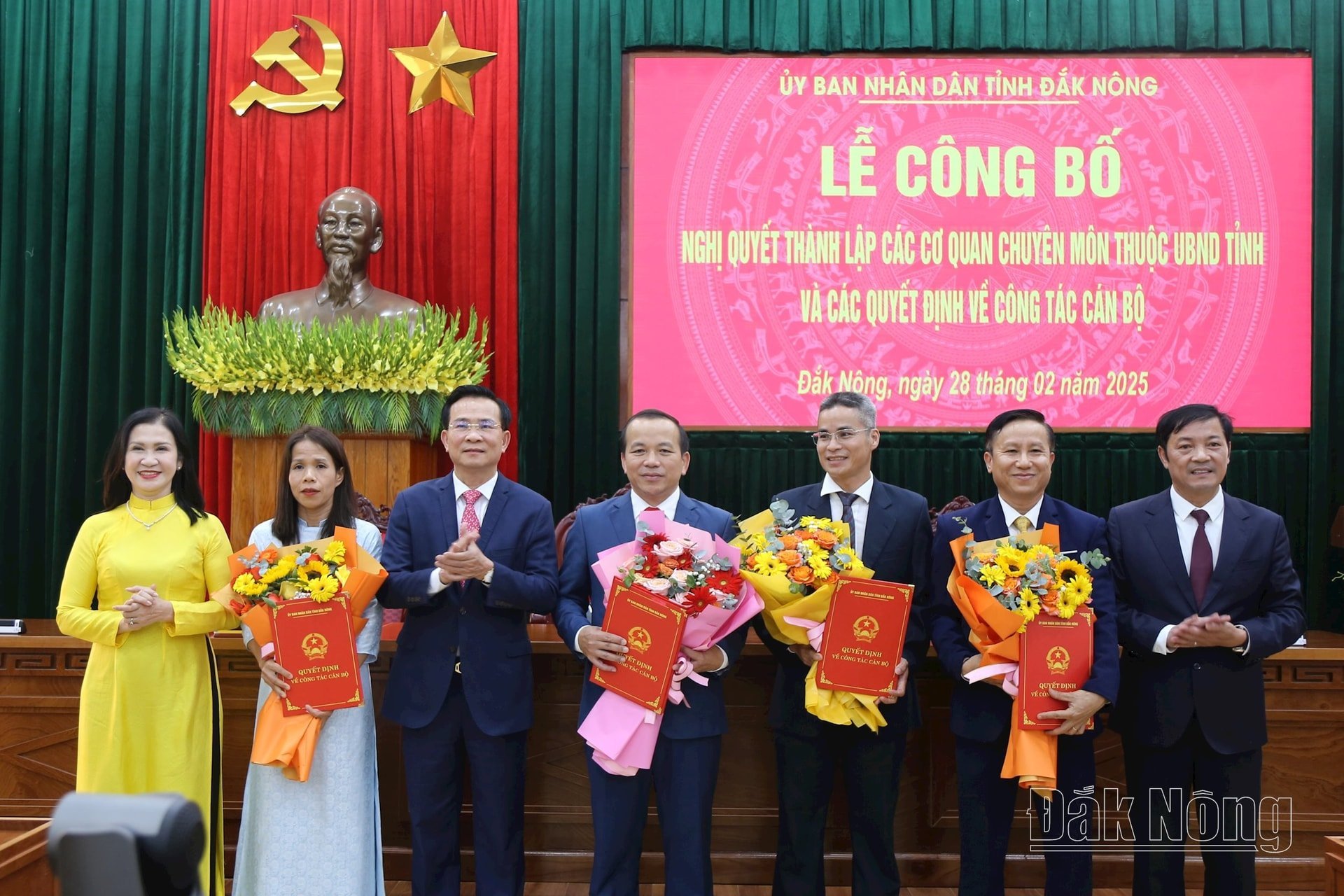 Leaders of Dak Nong Provincial People's Committee presented the decision to establish the Department of Home Affairs