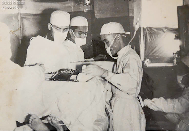 Durante la guerra, los médicos del hospital del distrito de Quang Trach tuvieron que realizar cirugías en refugios antiaéreos.