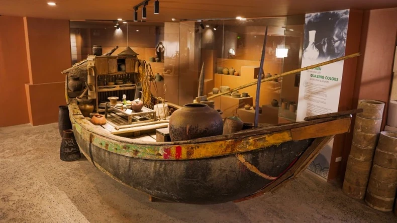 The boat recreates the historical transformation of Bat Trang craft village.