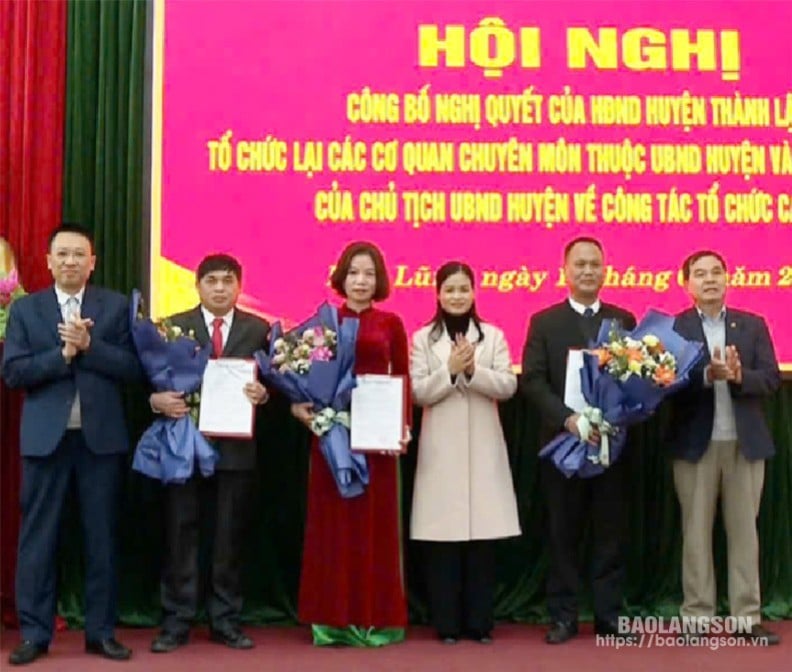 Leaders of Huu Lung District People's Committee presented decisions and flowers to congratulate the leaders of the district's professional departments after the merger.