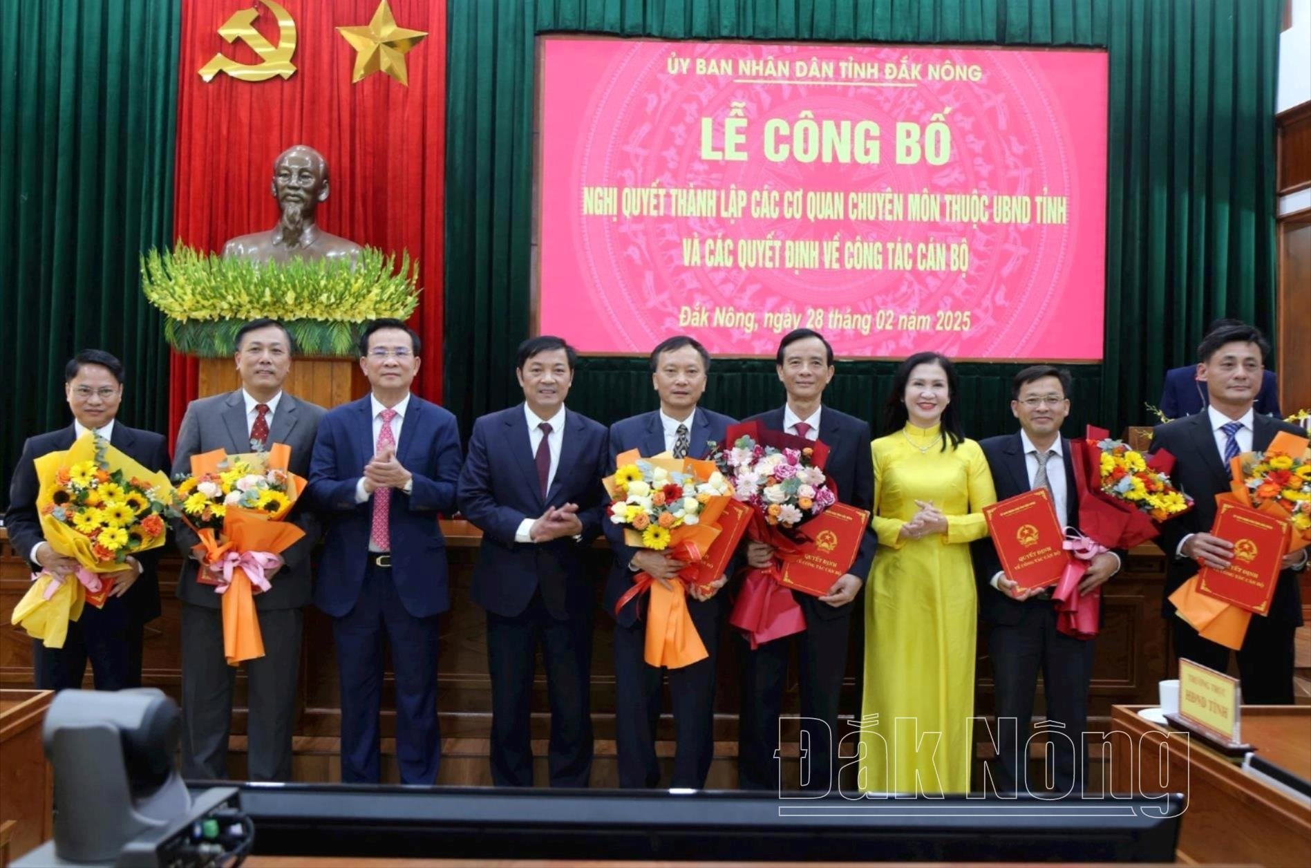 Leaders of Dak Nong Provincial People's Committee presented the decision to merge and establish the Department of Finance.