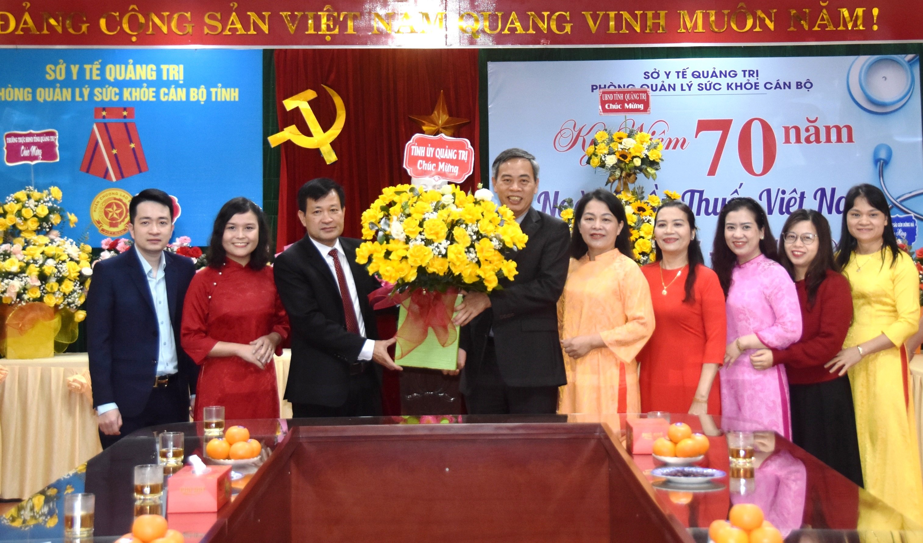 Standing Deputy Secretary of the Provincial Party Committee, Chairman of the Provincial People's Council Nguyen Dang Quang visited and congratulated medical units on Vietnamese Doctors' Day.