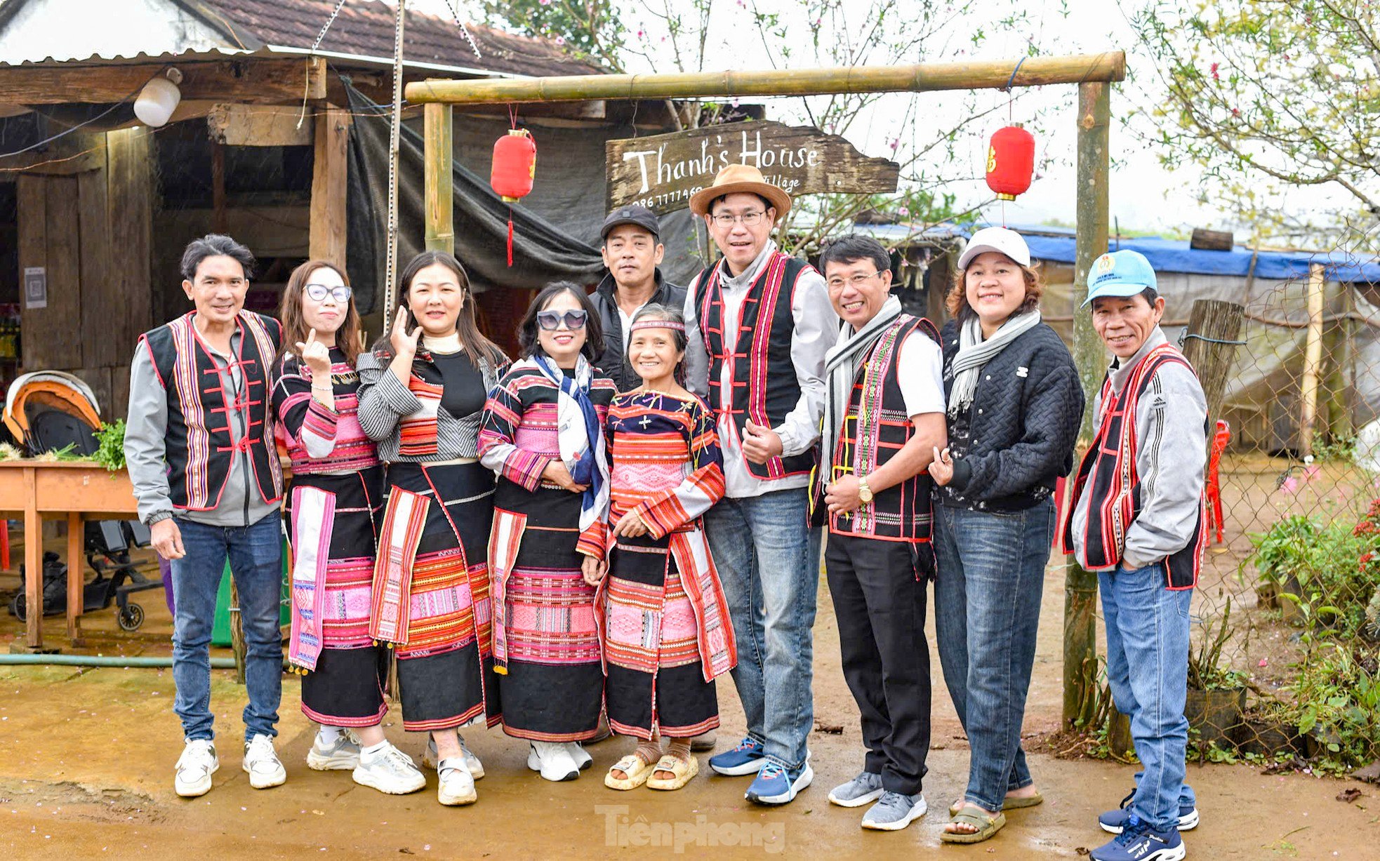 Tourists enjoy going to the 'heaven's gate' to pick strawberries photo 4