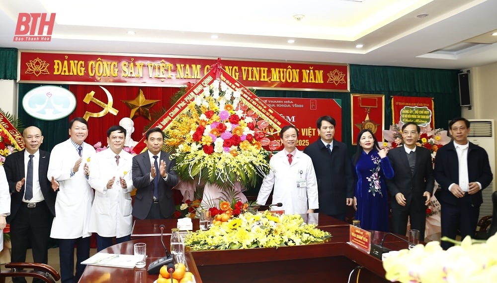 Provincial Party Secretary Nguyen Doan Anh congratulates the health sector on Vietnamese Doctors' Day