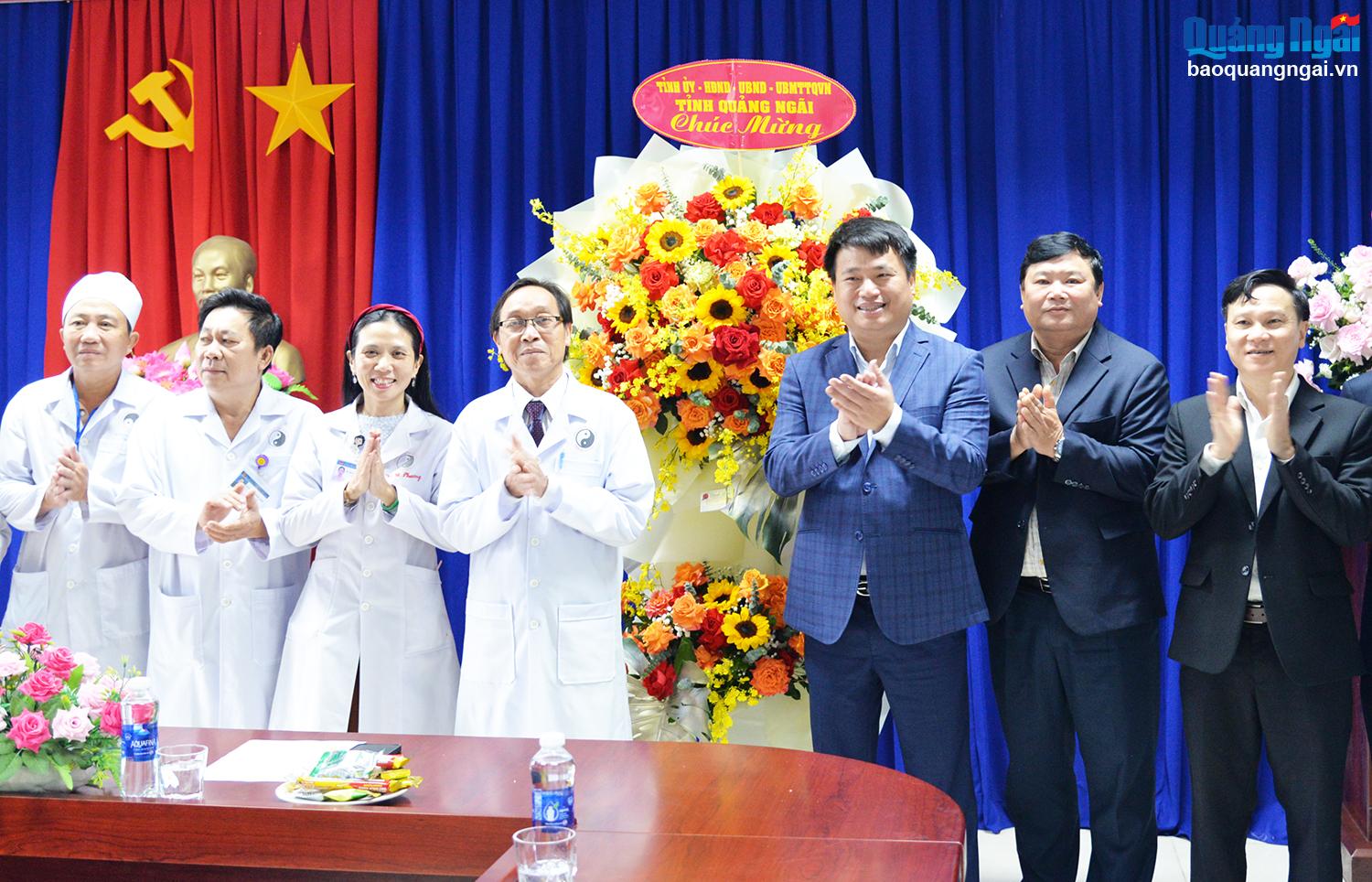 Fleurs pour féliciter l'Hôpital Provincial de Médecine Traditionnelle.