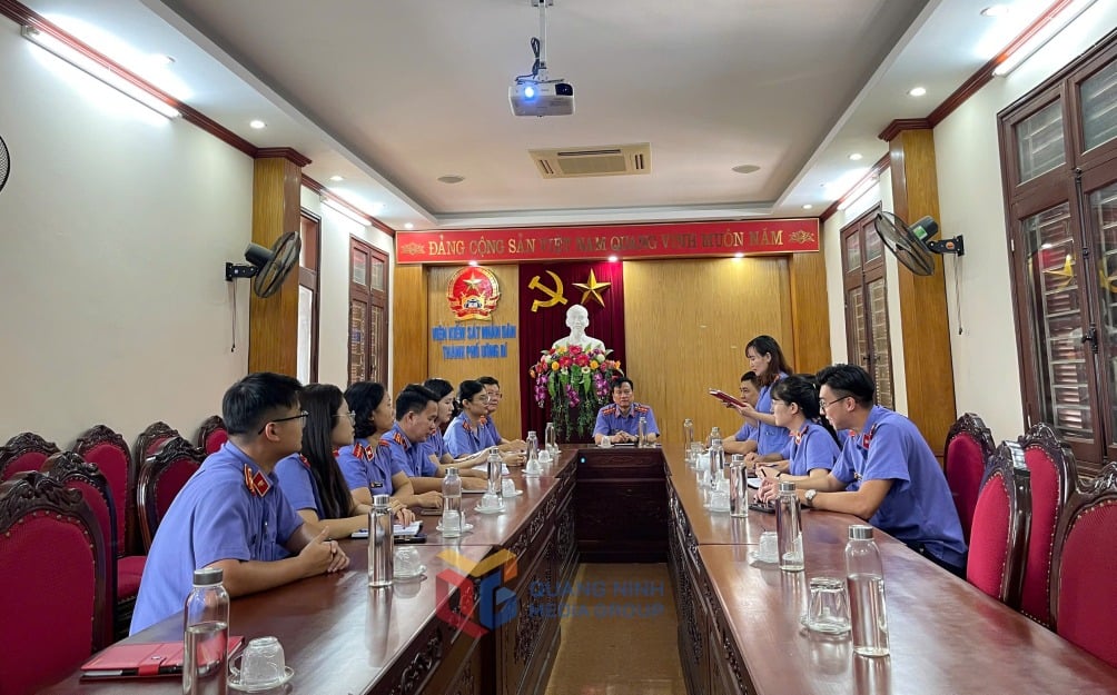 Uong Bi City People's Procuracy maintains effective implementation of legal learning in the early morning every day.