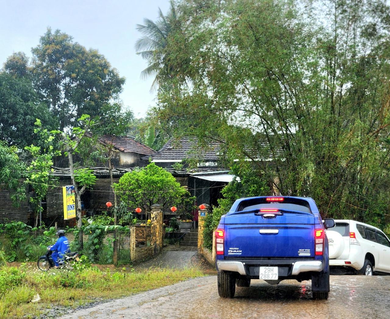 The house has not been able to clear the land, causing the progress of the DH7 road and bridge project across Vinh Dien river to be sluggish for a long time. Photo: QUOC TUAN