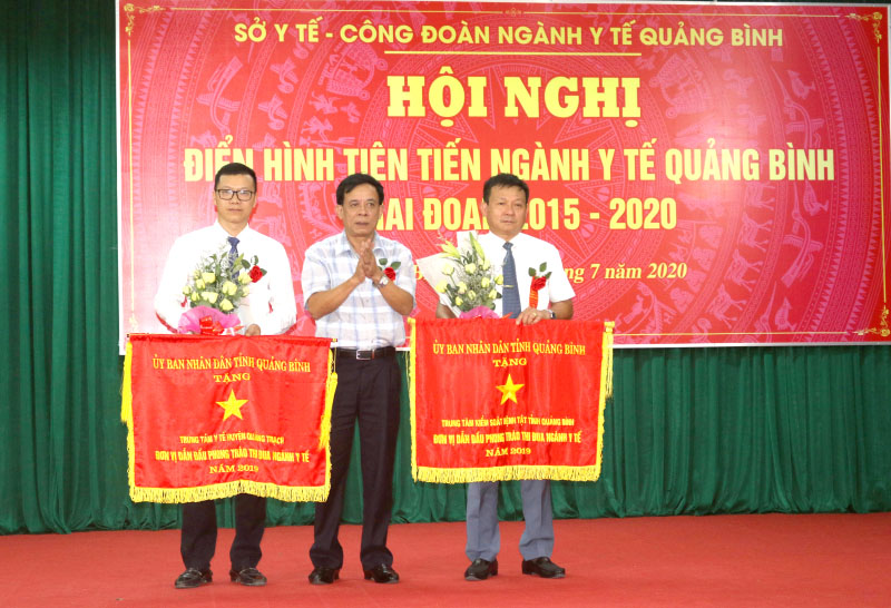 The Provincial CDC and Quang Ninh District Medical Center were awarded the excellent emulation flag in 2020 by the Provincial People's Committee.