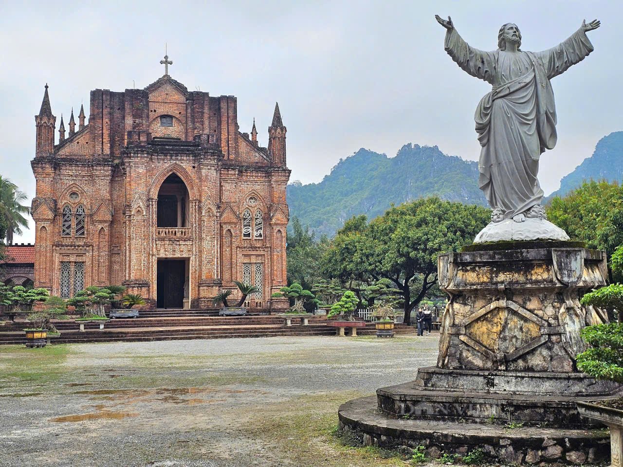 Đan viện Châu Sơn ở Ninh Bình có vẻ đẹp lãng mạn như phim châu Âu - Ảnh 2.