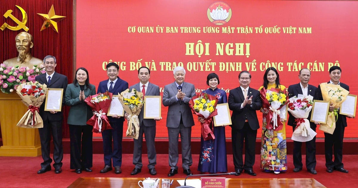 The Central Committee of the Vietnam Fatherland Front presents Decisions to comrades who retire before retirement age.