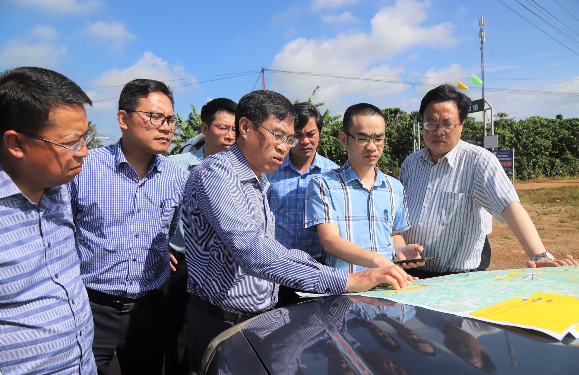 Le vice-président du Comité populaire provincial de Lam Dong, Vo Ngoc Hiep, et les dirigeants des départements et branches de la province de Lam Dong ont inspecté le tracé de l'autoroute Tan Phu - Bao Loc, la section passant par la ville de Bao Loc (photo prise en juin 2024)