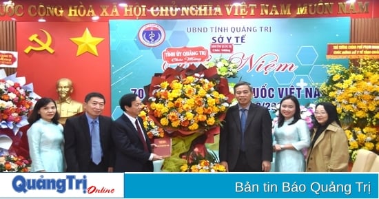 Standing Deputy Secretary of the Provincial Party Committee, Chairman of the Provincial People's Council Nguyen Dang Quang visited and congratulated medical units on Vietnamese Doctors' Day.