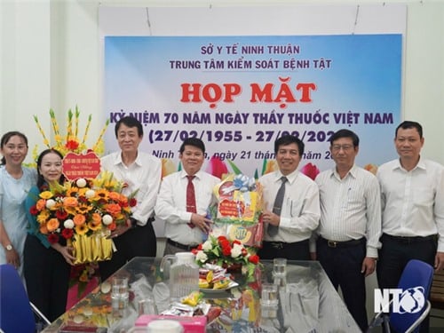 Đoàn công tác UBND tỉnh thăm, chúc mừng Ngày Thầy thuốc Việt Nam