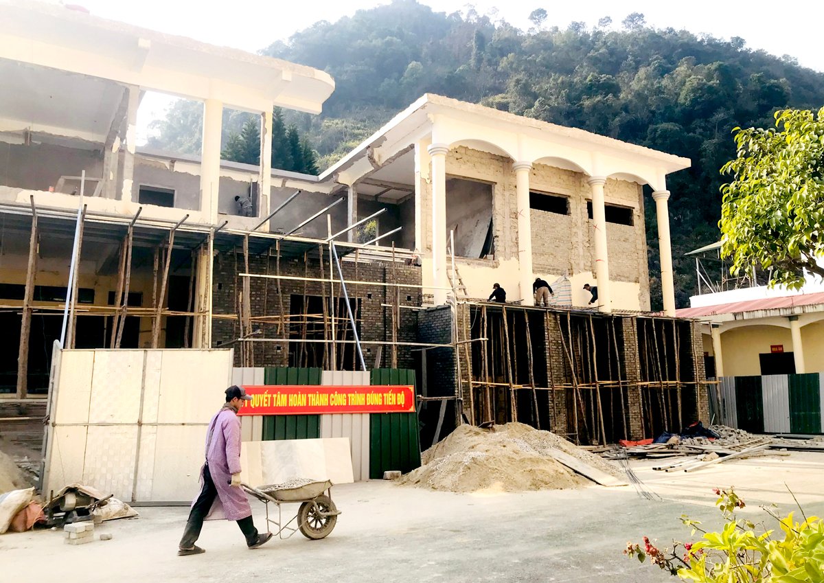 Meo Vac District People's Committee Hall is being upgraded and repaired.