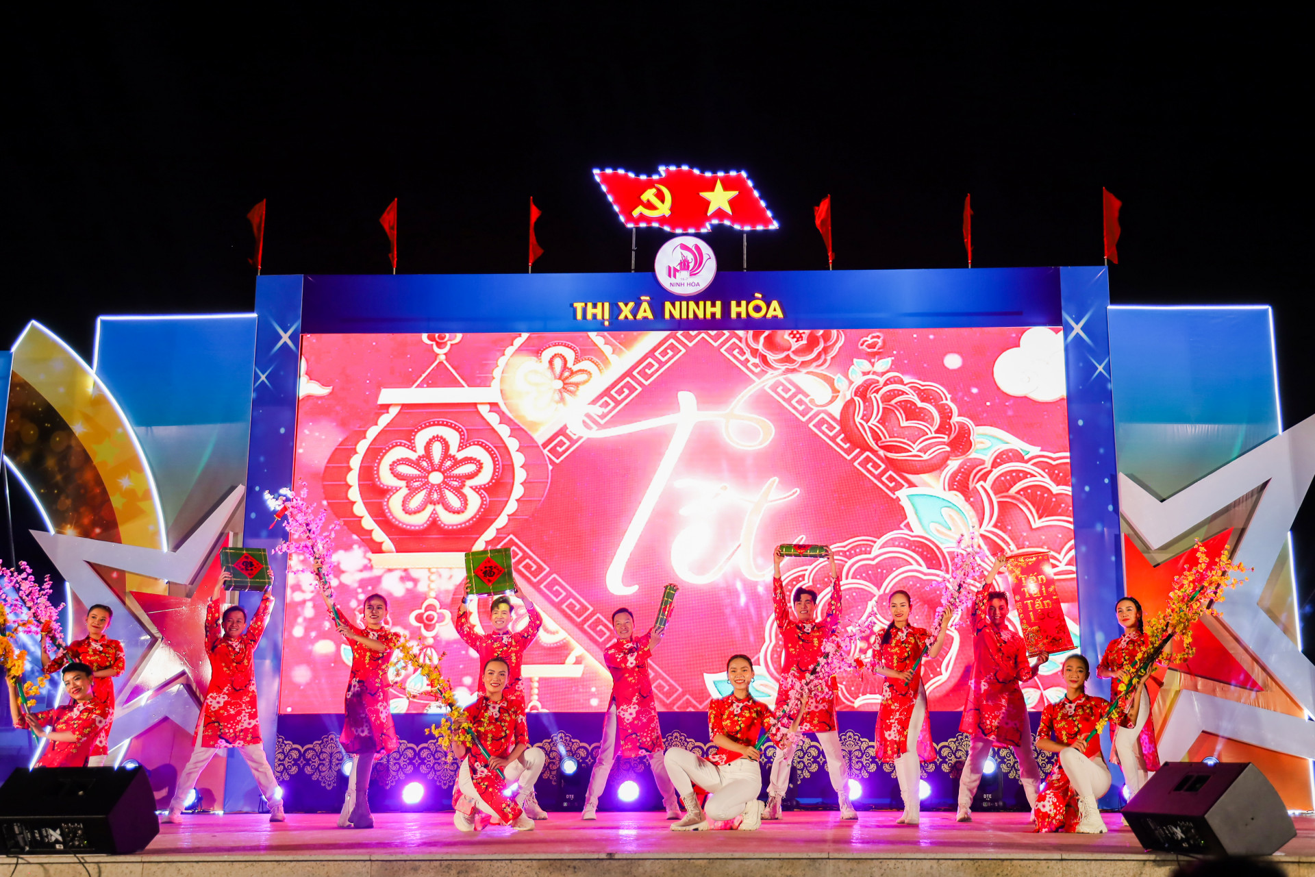 ការសម្តែងសិល្បៈសម្រាប់ប្រជាជននៅឆាកក្នុង 2/4 Square ។  