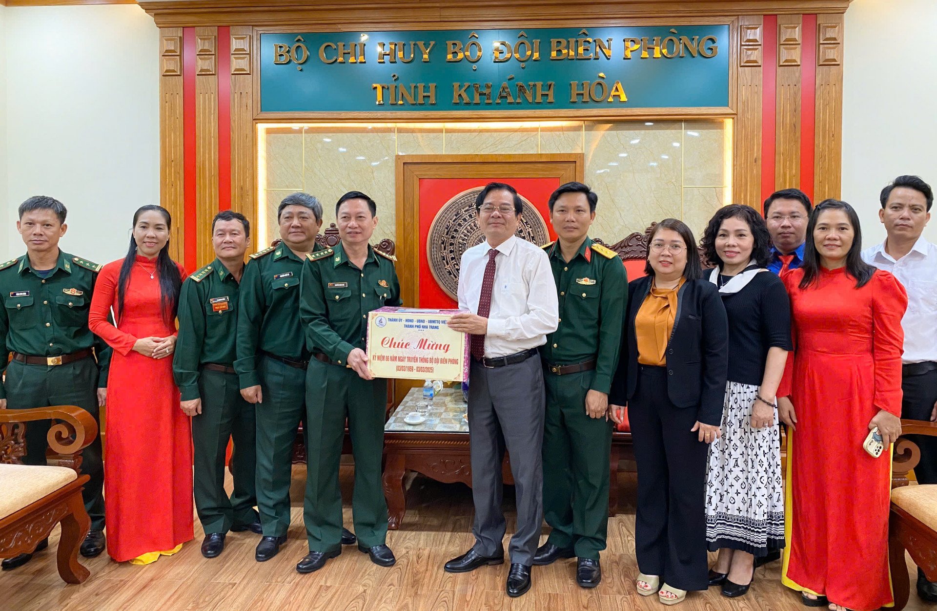 El secretario del Partido de la ciudad de Nha Trang, Tran Manh Dung, visita y felicita al Comando de la Guardia Fronteriza Provincial