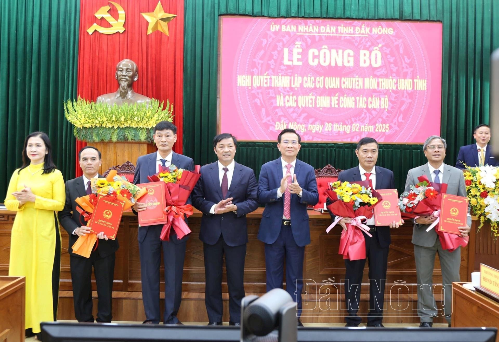 Leaders of Dak Nong Provincial People's Committee awarded the decision to establish the Department of Science and Technology