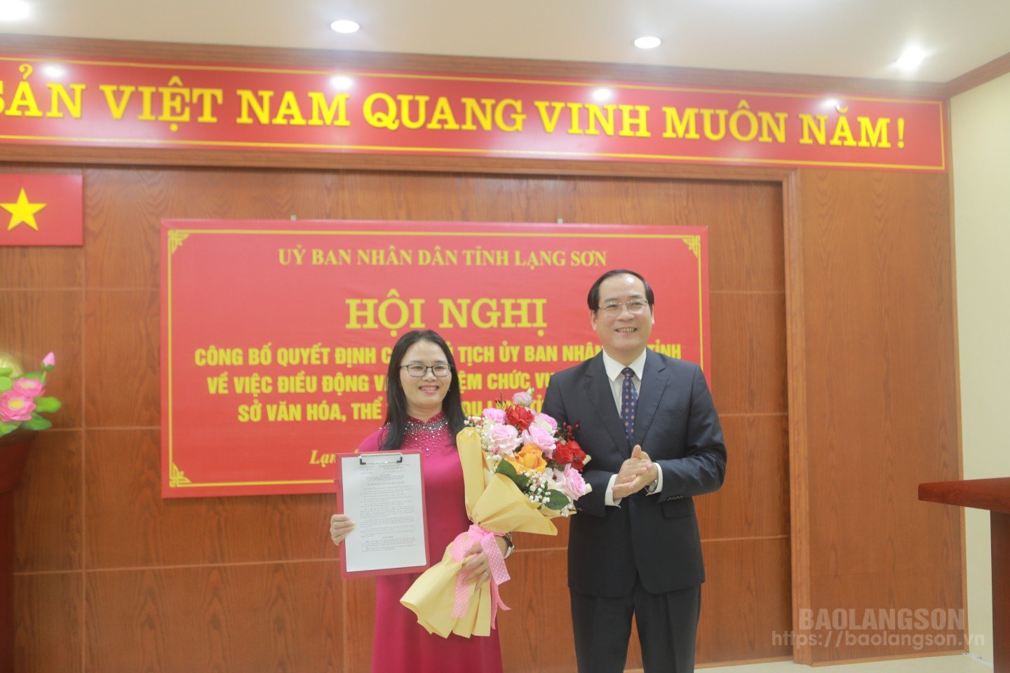 The Provincial People's Committee leaders presented the decision on transfer and appointment to comrade Le Hai Yen, Deputy Director of the Department of Culture, Sports and Tourism of Lang Son province.