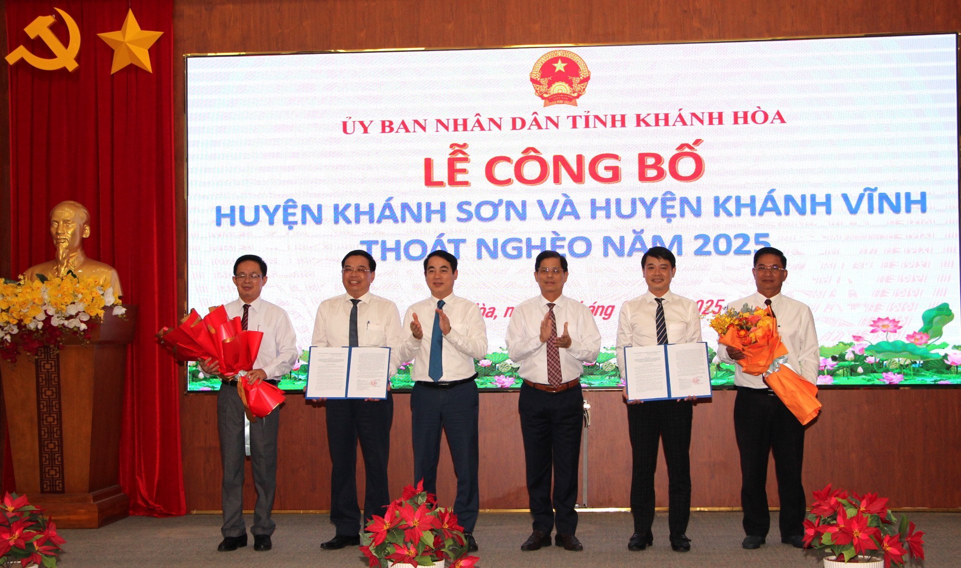 Khanh Hoa announced that Khanh Son and Khanh Vinh districts have escaped poverty and Van Thanh commune has escaped from being a particularly difficult commune.