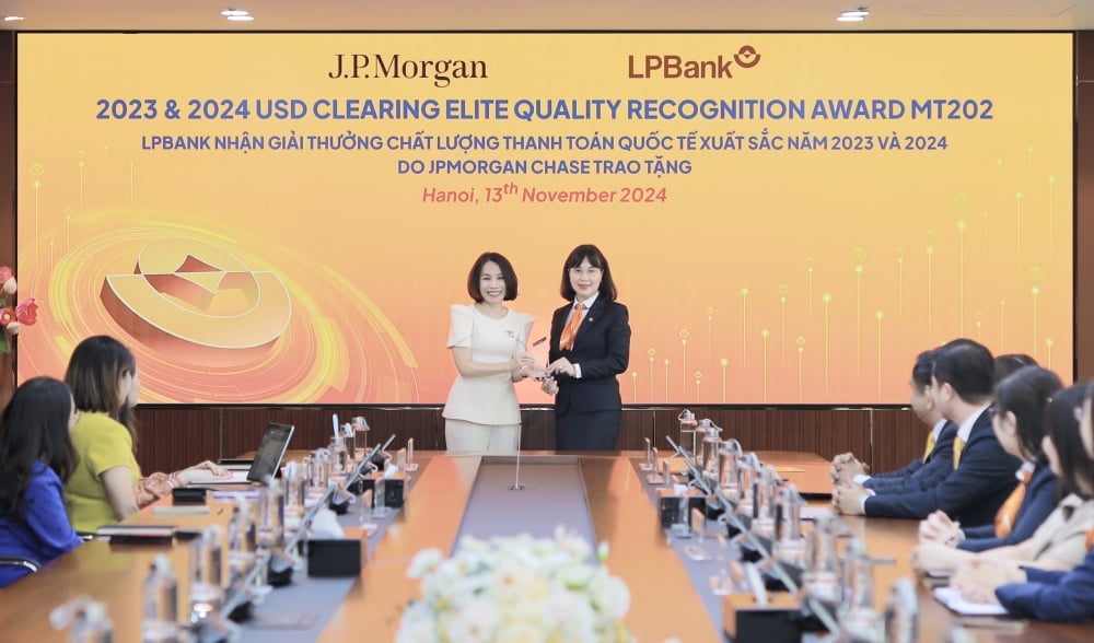 Ms. Nguyen Anh Van, Deputy General Director of LPBank received the International Payment Quality Excellence Award in 2023 and 2024 from Ms. Phan Bich Van, General Director of JPMorgan Chase Vietnam.