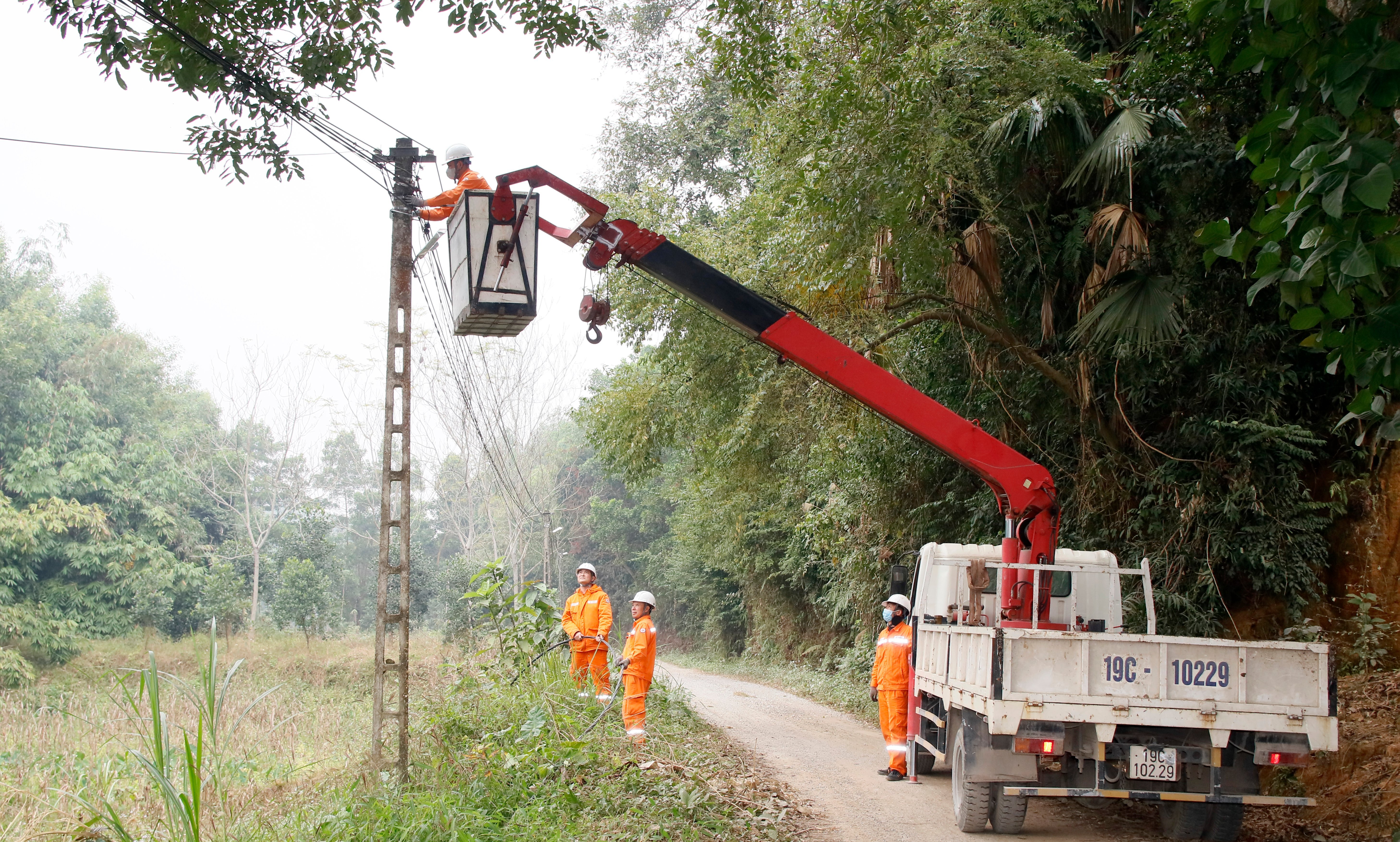 Điện lực Thanh Ba nỗ lực cung cấp điện an toàn, ổn định