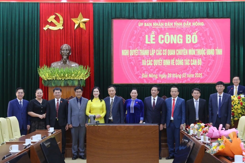 Announcement of the resolution of the Provincial People's Council on organizational arrangement and the decision of the Chairman of the Dak Nong Provincial People's Committee on personnel organization.