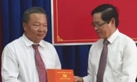 El secretario provincial del partido, Pham Viet Thanh (portada derecha), presenta la decisión al nuevo jefe adjunto del Comité de Asuntos Internos del Comité Provincial del Partido de Tay Ninh, Tran Van Khai.