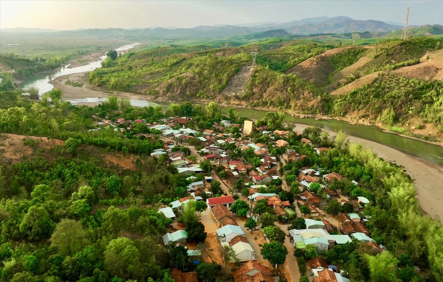 Village traditionnel des minorités ethniques à Kon Tum