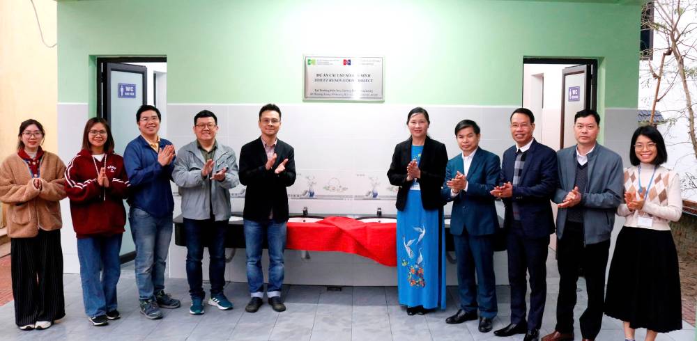 Handing over the toilet project and water filtration system to Huong Lung Primary School, Cam Khe district