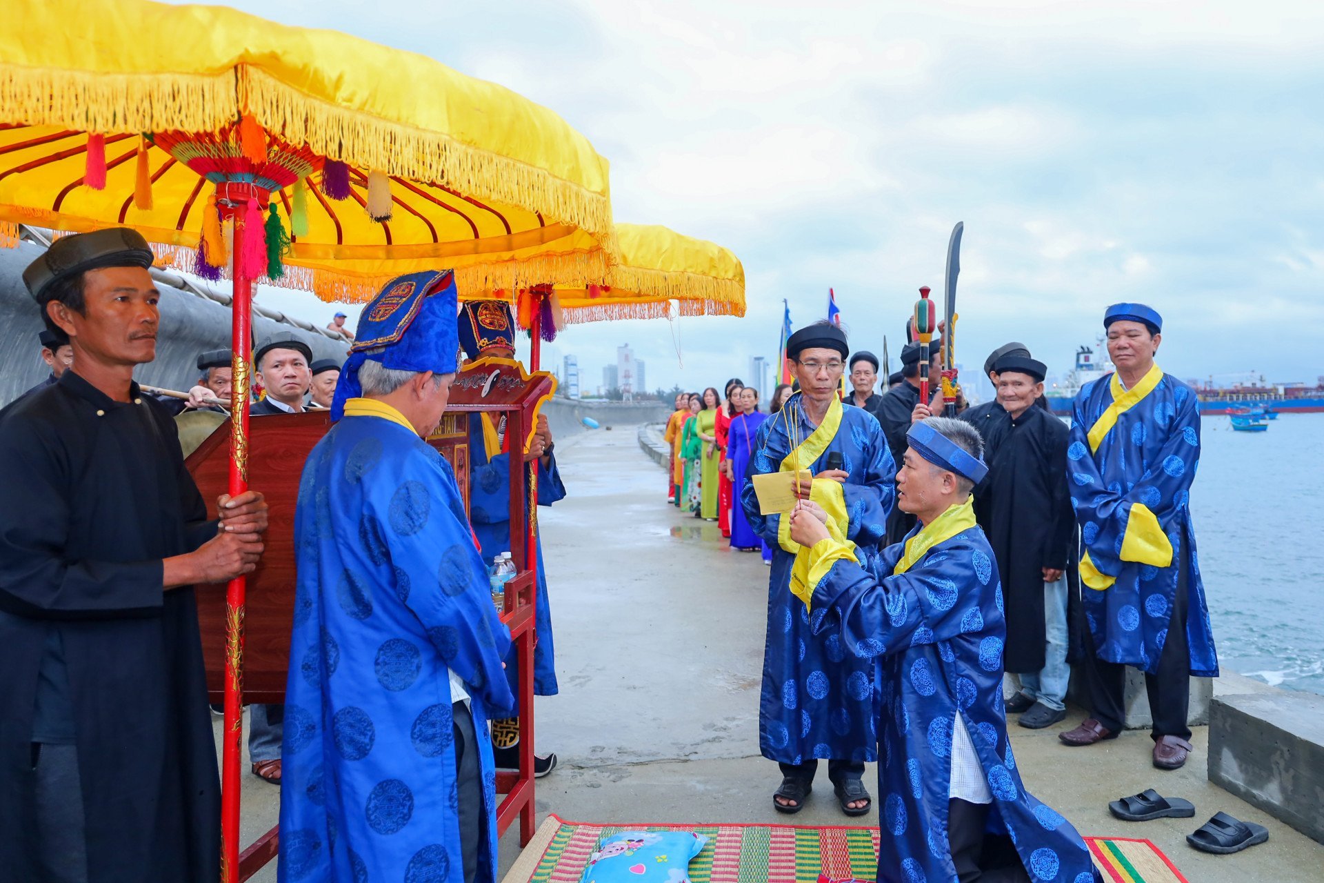 Los diáconos de la casa comunal y el mausoleo de Truong Tay realizan el ritual de adoración a Nam Hai.